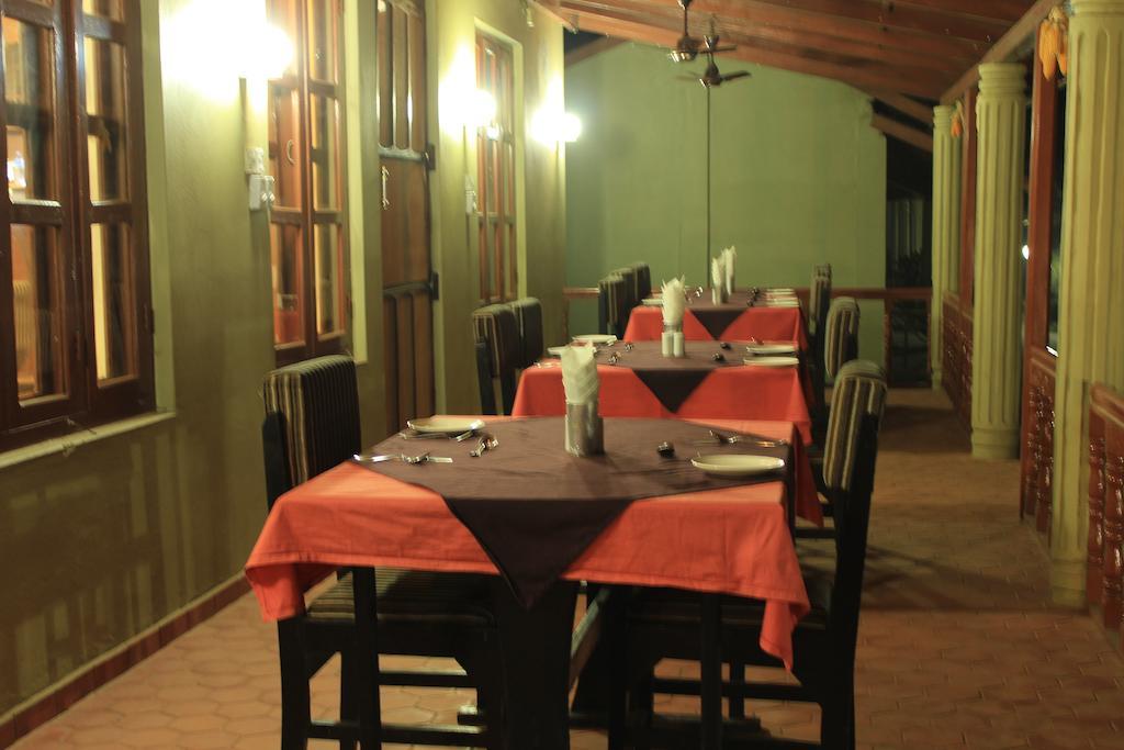 Unique Wild Resort Sauraha Exterior foto
